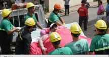 Stire din Eveniment : Pompierii au dărâmat un zid pentru a permite unei femei de 490 de kilograme să ajungă la spital