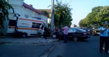 Stire din Eveniment : Galerie foto. Grav accident rutier, în Eforie. AMBULANȚĂ IZBITĂ DE MAȘINA UNUI POLIȚIST. Pacienta din Salvare, de urgență la spital