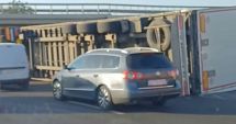 Stire din Eveniment : Șoferul care s-a răsturnat ieri cu TIR-ul în județ a fost reținut. A urcat băut la volan