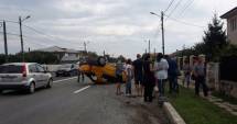 Stire din Eveniment : Galerie foto. Accident rutier spectaculos! S-a răsturnat cu mașina în localitatea 23 august. DOUĂ VICTIME