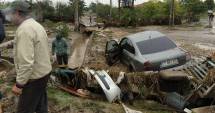 Stire din Eveniment : POTOP LA CONSTANȚA! IMAGINILE DEZASTRULUI! O VIITURĂ PUTERNICĂ A FĂCUT RAVAGII. CASE INUNDATE ȘI MAȘINI LUATE DE APE