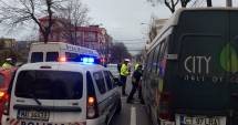 Stire din Eveniment : VIDEO / UN MAXI TAXI A FĂCUT PRĂPĂD în zona Miga, din Constanța. A rămas fără frâne și a intrat în coloana de mașini
