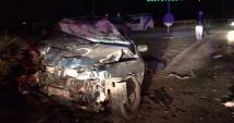 Stire din Eveniment : IMAGINI ȘOCANTE. GRAV ACCIDENT RUTIER! O MAȘINĂ A INTRAT SUB UN TIR. O VICTIMĂ