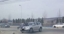 Stire din Eveniment : SCENE TERIBILE ÎN TRAFIC. BĂRBAT PLIMBAT PE CAPOTA UNEI MAȘINI