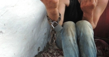 Stire din Eveniment : Percheziții la suspecți de trafic de persoane. Zeci de copii și adulți ar fi fost obligați să cerșească, să mănânce de pe jos și să muncească forțat