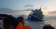Stire din Economie : 13 marinari au fost salvați de pe o navă care s-a răsturnat