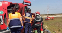 Stire din Eveniment : Update: Grav accident rutier. Un TIR s-a răsturnat la intrarea pe autostradă. Au intervenit elicopterul SMURD și Descarcerarea