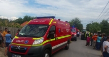 Stire din Eveniment : GALERIE FOTO. TRAGEDIE ÎN VALU LUI TRAIAN. O FETIȚĂ A RĂMAS FĂRĂ PICIOARE, DUPĂ CE A FOST CĂLCATĂ DE O REMORCĂ. Șoferul, fără permis