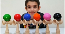 Stire din Social : De ce sunt copiii înnebuniți după kendama și spinner fidget? "Se întorc la simplitate!"