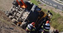 Stire din Eveniment : TIR încărcat cu piatră, răsturnat pe A4! TRAFICUL ESTE BLOCAT!
