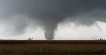 Stire din Actualitate : Statul Illinois, lovit de 22 de tornade! Sunt zeci de victime