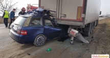 Stire din Eveniment : IMAGINI ȘOCANTE! ACCIDENT RUTIER MORTAL. Un șofer a intrat cu mașina sub TIR. Nu sunt urme de frânare
