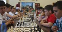 Stire din Cultură-Educație : 15 școli constănțene vor fi dotate pentru ora de șah