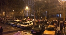 Stire din Eveniment : Reacția străzii, după anunțul premierului: Nu cedăm! NU credem!