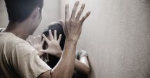 Stire din Eveniment : Un copil de 13 ani şi-a salvat mama de bătăile tatălui după ce a sunat la 112