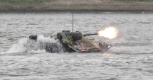 Stire din Eveniment : CAUZELE SCUFUNDĂRII TAB-ULUI ÎN DUNĂRE. "Echipajul a raportat infiltrarea apei în interiorul transportorului". Vehiculul militar nu a fost încă scos din apă