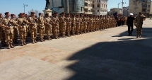 Stire din Eveniment : FOTO-VIDEO. Militarii "Rechinii Albi", primiți cu brațele deschise de constănțeni