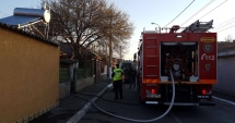 Stire din Eveniment : FOTO-VIDEO. Bătrân din Constanța, salvat de pompieri dintr-o casă în flăcări