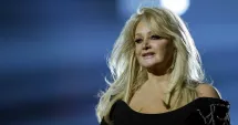 Stire din Actualitate : Bonnie Tyler, în comă indusă în urma unei intervenții chirurgicale