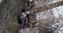 Stire din Eveniment : Accident spectaculos: o familie a plonjat cu mașina în gol