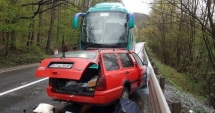 Stire din Eveniment : FOTO. ACCIDENT GRAV. AUTOCAR CU 28 DE PERSOANE IMPACT FRONTAL CU O MAȘINĂ