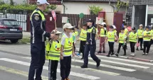 Stire din Eveniment : Lecții de circulație pentru elevii din Constanța. Polițiștii au intrat în școli cu demonstrații interactive