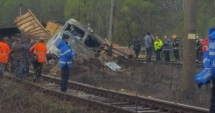Stire din Eveniment : A fost ridicată CUTIA NEAGRĂ a locomotivei care a deraiat, pentru a se stabili viteza cu care circula