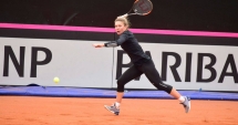 Stire din Sport : Galerie foto / Simona Halep, Irina Begu și Sorana Cârstea, antrenament intens pe zgura din Mamaia
