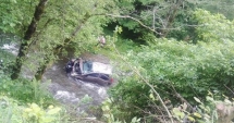 Stire din Eveniment : ACCIDENT SPECTACULOS. Au căzut cu mașina în apă, de la 10 metri