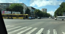 Stire din Eveniment : Panică printre călători. Accident între un autobuz RATC și o Dacie Logan