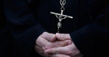 Stire din Eveniment : ENORIAȘII SAR LA GÂTUL PREOTULUI: "L-am rugat să-i plătim în rate, nu vrea, a spus că vrea toți banii odată"