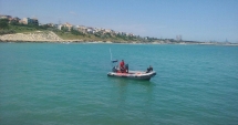 Stire din Eveniment : Fetiță de 11 ani, căutată de scafandri pe plaja din Eforie Nord