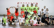 Stire din Sport : Handbal / Jucătoarele de la CSU Neptun, antrenamente alături de copiii de la CSS 1