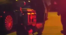 Stire din Eveniment : Moped condus haotic în miez de noapte. Șoferul era băut și a lovit o mașină parcată
