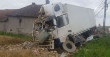 Stire din Eveniment : Un copil de 3 luni a fost rănit după ce un autocamion a intrat într-o casă