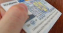 Stire din Eveniment : PERCHEZIȚII într-un DOSAR de ÎNȘELĂCIUNE: cum se poate vinde un imobil cu un buletin falsificat!