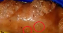 Stire din Social : VIDEO ȘOCANT! VIERMI IEȘIND DIN CÂRNAȚII DE LA SUPERMARKET: "Mâncăm ce vor ei că merge și așa"