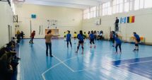 Stire din Sport : Elevii se întrec la Olimpiada de volei!