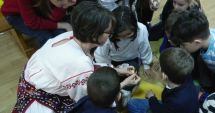 Stire din Cultură-Educație : Arta încondeierii ouălor, descoperită de copii, la Muzeul de Artă Populară