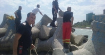 Stire din Eveniment : DOUĂ PERSOANE S-AU ÎNECAT ÎN APELE MĂRII, LA OLIMP! O victimă este prinsă între stabilopozi
