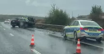 Stire din Eveniment : Un autoturism a intrat în parapetul de pe DN 22, la Tașaul. Traficul este restricționat pe o bandă