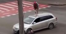 Stire din Eveniment : De necrezut! Un tânăr beat a blocat circulația și s-a urcat pe mașină ca să citească o carte