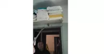 Stire din Eveniment : Liliac capturat de jandarmi într-un imobil din Constanța. Animalul a fost eliberat în siguranță