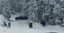 Stire din Eveniment : Șofer filmat în timp ce intră cu mașina pe pârtia de schi din Parâng, printre copii