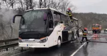 Stire din Eveniment : Autocar cu 47 de călători, cuprins de flăcări. Toate persoanele sunt în siguranță