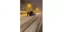 Stire din Eveniment : Jandarmii constănțeni au ajutat un șofer rămas blocat pe o stradă în pantă, în toiul nopții