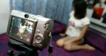 Stire din Eveniment : Adolescentă de 14 ani, arestată preventiv pentru pornografie infantilă, viol şi şantaj