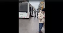 Stire din Actualitate : Autobuz cu pasageri, prins într-un crater apărut brusc în asfalt