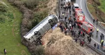 Stire din Actualitate : Tragedie fără margini! Opt morți și zeci de răniți după ce un autobuz s-a răsturnat la marginea drumului