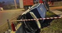 Stire din Eveniment : Mașină cu șase persoane răsturnată în afara șoselei. Două victime transportate la spital